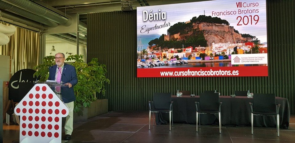 Luis Fernando Caballero de COAFA ha sido el encargado de presentar el curso este año.