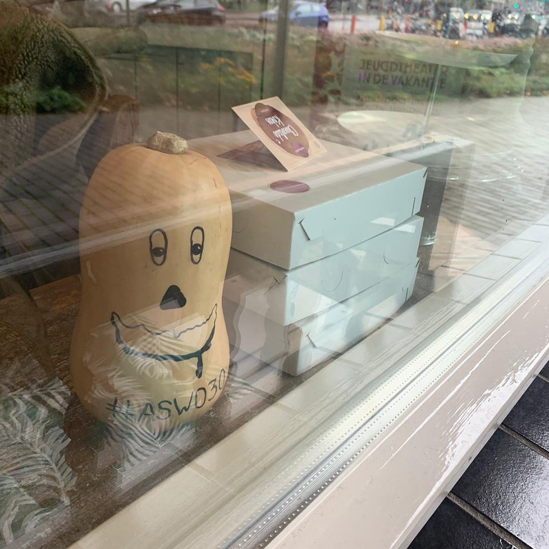 MascotASW030's tweet photo. Vanochtend heb ik nog even mijn meesterplan uitgedacht bij Rose&amp;Vanilla. Heerlijk zo aan het begin van de Straatweg. Daarna heb ik mijn route even gewandeld.
Wat kom je dan veel winkels tegen! Niet bijzonder voor een winkelstraat, maar een giga tocht voor een groente als ik.
#Bas https://t.co/2ACxSwi1vw