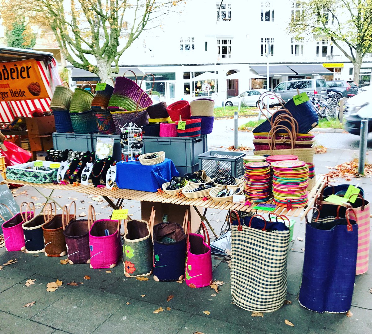 Heute stehen wir auf dem Isemarkt mit den bunten handgefertigten Waren aus #Madagaskar 🇲🇬
#sisalkörbchen 
#bastkörbe 
#korbwaren 
#untersetzer 
#wäschesack 
#hornobjekt