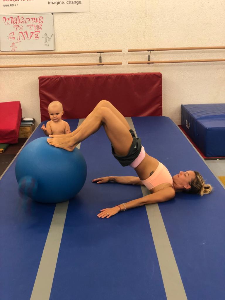 Quanta attività fisica devono fare i giovani? Ogni giorno i bambini e i ragazzi tra i 5 e i 17 anni dovrebbero accumulare almeno 60 minuti di attività fisica, da moderata a molto intensa, per garantirsi uno sviluppo sano. bit.ly/2V8tAF1 #mteam19 #liberidallameningite