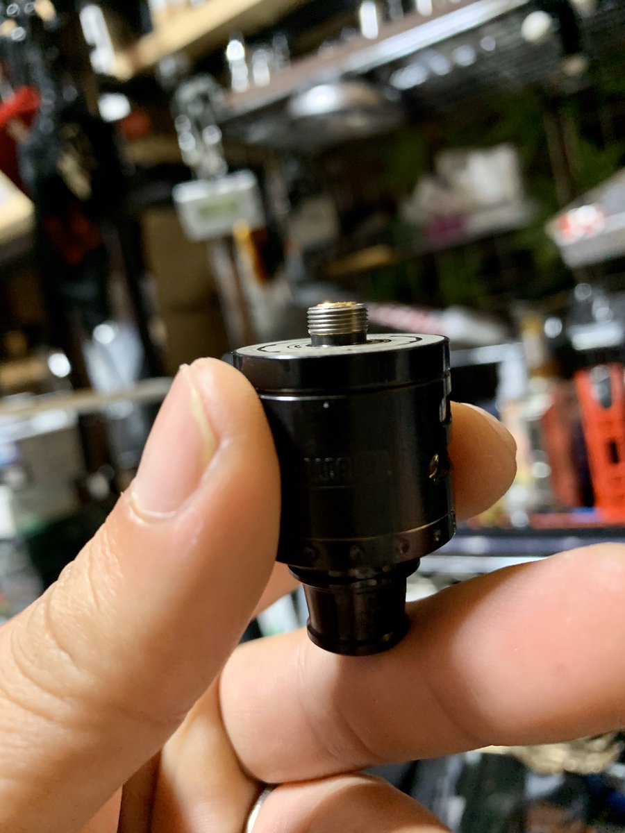 genki_toyfac's tweet photo. VAPE JAPANの
天下布武に合わせるアトマイザー
第一弾で着弾した
SAMURAI MODZ『KABUTO ATTY』
ポジピンが写真の様な形状で
出しろも少なく
ハイブリッドメカニカルには不向きかと…(xдx;)💦
めっちゃ似合うのに…(꒦ິ⌑꒦ີ)💦
#vapejapan #天下布武 #samuraimodz #kabutoatty https://t.co/ZY7JFQysmr