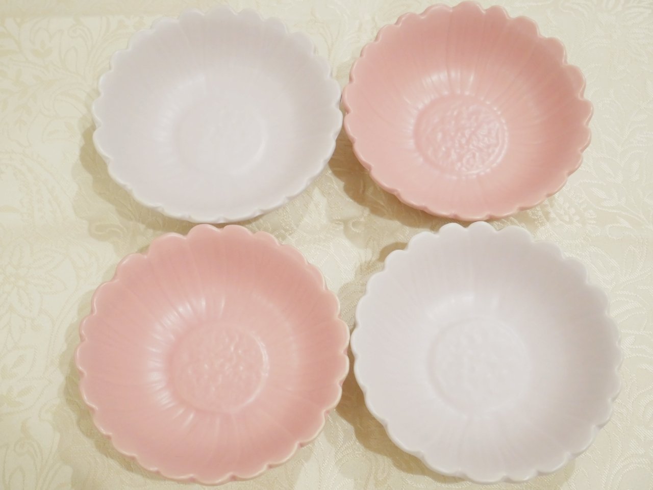 S 2児ママ 食器集め好きな私が食器集めやめられないのは100均でも可愛い食器がたくさん出るからだよ 1枚目はダイソーのマーガレットの小鉢 2枚目はseriaでル クルーゼに似てたから娘と息子用に 心置きなくピンクと水色買える T Co