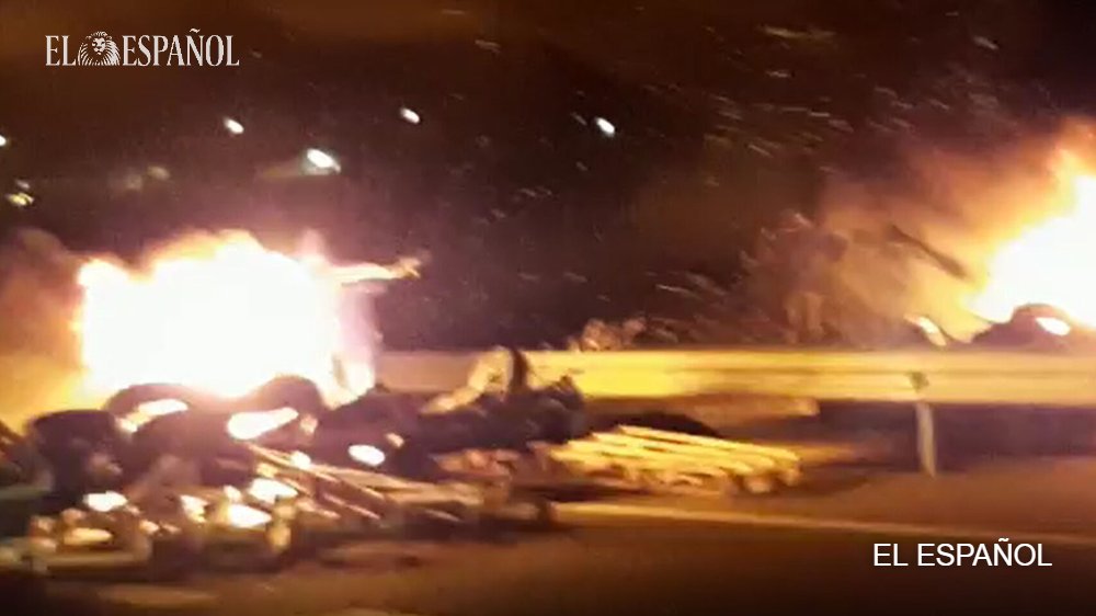 elespanolcom's tweet image. Rebelión en la autopista: los #CDR salen huyendo de un grupo de conductores enfurecidos. Un #reportaje de @Lopezfrias 
elespanol.com/reportajes/201… #Cataluña #Disturbios