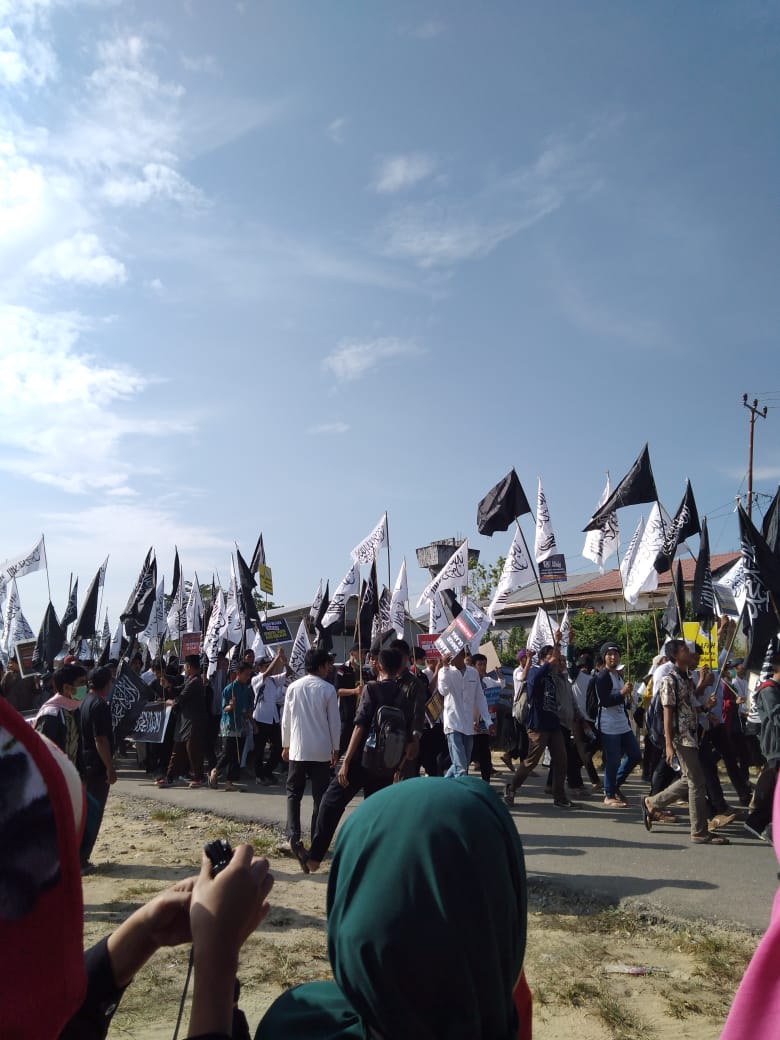 SatriaTeladan's tweet photo. @Nurianti9967 Mahasiswa yg menyuarakan ketidakadilan oleh rezim zalim ini harus kita bela, krn suara2 mahasiswa representasi suara rakyat. #MahasiswaMenuntutKeadilan - #CianjurBanggaBenderaTauhid #KendariBelaMahasiswa
#ZBTA

@muslim_semangat https://t.co/vgYzgT8LET