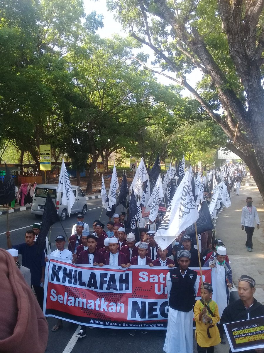 SatriaTeladan's tweet photo. Bangga Mengibarkan panji Rasulullah  #KendariBelaUlama . #BenderaTauhidMilikSemua #KhilafahAjaranIslam
#CTBC

@NinaDRise1 https://t.co/Afv4KVpZWA