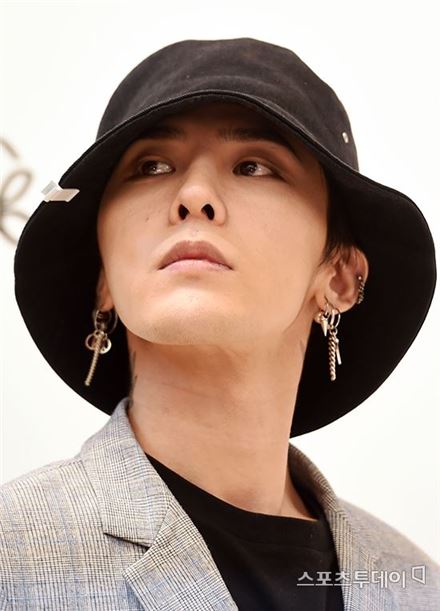 OH_mes2's tweet image. BIGBANG G-Dragon will be discharged from the military at Yongin, not Cheorwon as previously intended

This is due to the African Swine Flu, and concerns with thousands of fans being present there.

October 26

news.naver.com/main/read.nhn?…