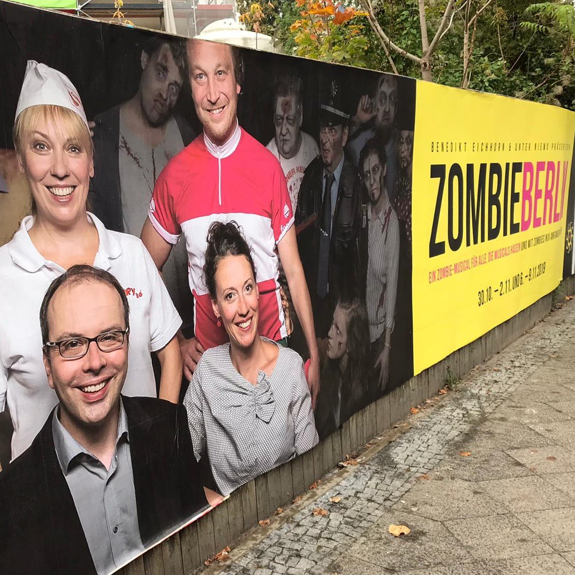 ZombieBerlin's tweet photo. Larger than life: Auf zehn Metern Länge pflastern unsere Zombies die Heinrich-Heine-Straße. Noch 5 Tage bis zur Apokalypse!
#zombieberlin #musical #ichhassemusicals #bkatheater  #berlin #visitberlin #berlinbühnen #ticketsberlin #mustsee #premiere https://t.co/F3Dj24xP9a