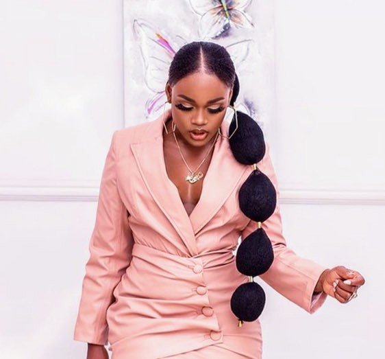 AfroteeDuro's tweet photo. 1 picture
I person
2 products
Gbam, Cee-C is born for this ππ
No one does it better than the greatest influencer herself.
Baby girl,King Cee-C slay effortlessly.
#Spartans
#FridayFeeling
#CountDownToCeecBirthday
#FridayMotivation https://t.co/rYKd5Rj7Te