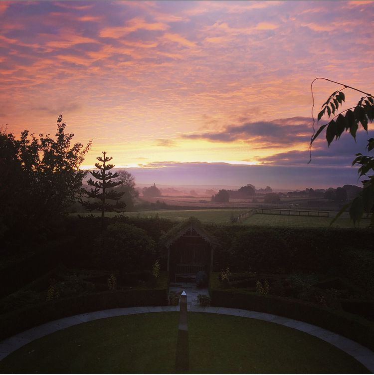 A very good morning &amp; #HappyFriday friends &amp; followers! Can you believe it’s nearly the end of #October ? 🍁🍂 the veil is thinning and #halloween2019 will soon be upon us 👻 do you have anything ‘spooktacular’ planned this weekend?