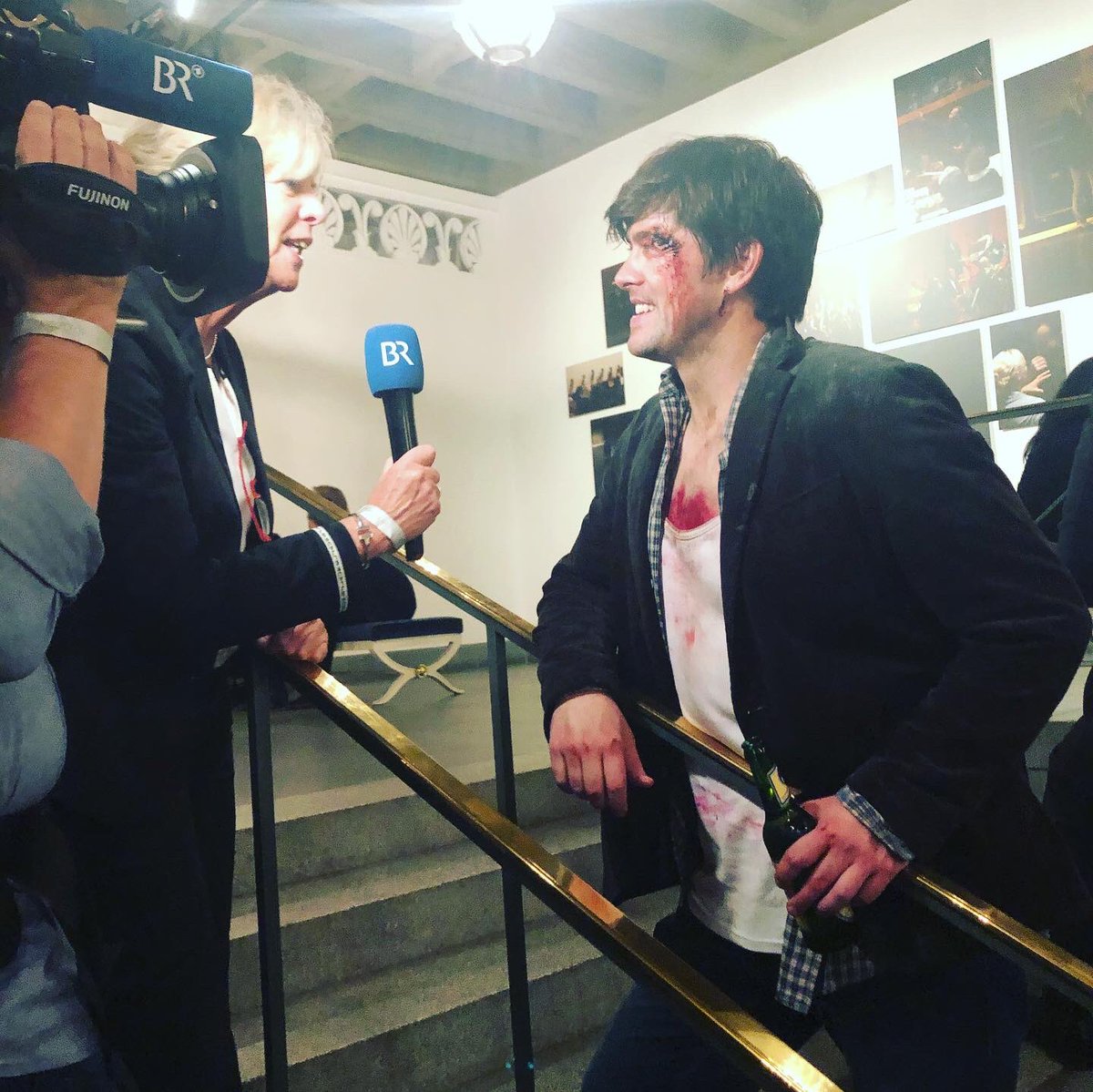 MPSchloderer's tweet photo. #aboutlastnight Endlich mal bin ich bei einer Kulturveranstaltung (fast) der Älteste: Afterglow nach #BSOfidelio mit #deanpower und #clemensnicol. Vorher waren über 500 U30-Besucher für 10 Euro in der Vorstellung. @bay_staatsoper #jungseinlohntsichwieder #operfür10euro #BSOu30 https://t.co/xjoB8060y7