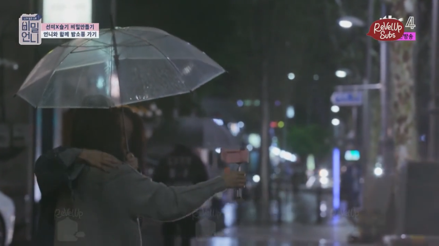 The way Sunmi shields Seulgi from the rain