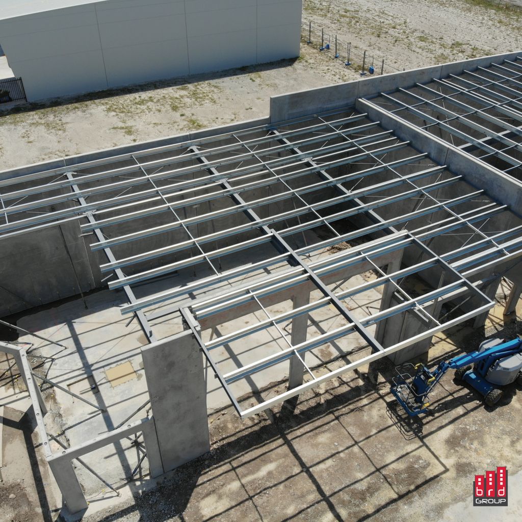 BRD_Group's tweet photo. Check out the progress of our latest industrial project in Aura - City of Colour. Great to see the tilt panels are up with majority of the roof structure now complete. #buildingdesign #constructionupdate #building #industrialbuilding #industrialdesign #design #designinspo https://t.co/yXEWJLYekF