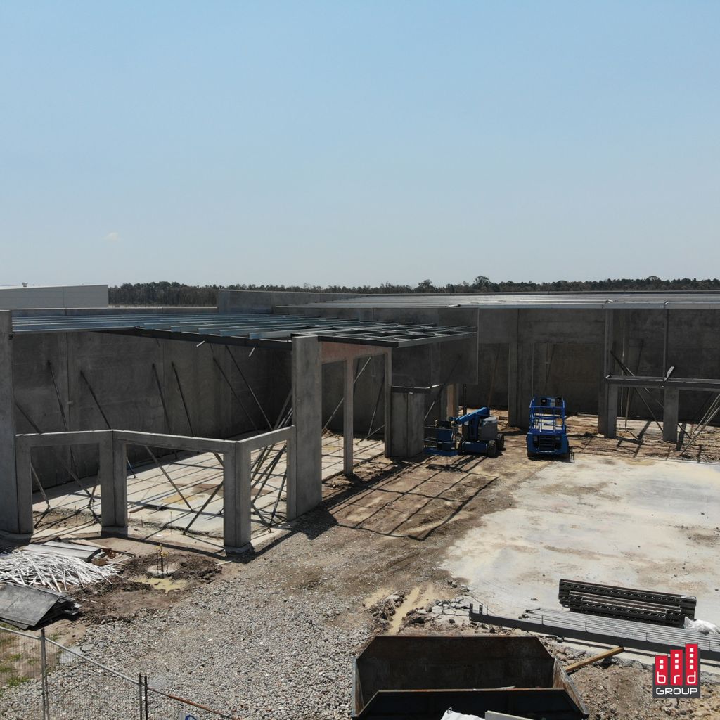 BRD_Group's tweet photo. Check out the progress of our latest industrial project in Aura - City of Colour. Great to see the tilt panels are up with majority of the roof structure now complete. #buildingdesign #constructionupdate #building #industrialbuilding #industrialdesign #design #designinspo https://t.co/yXEWJLYekF