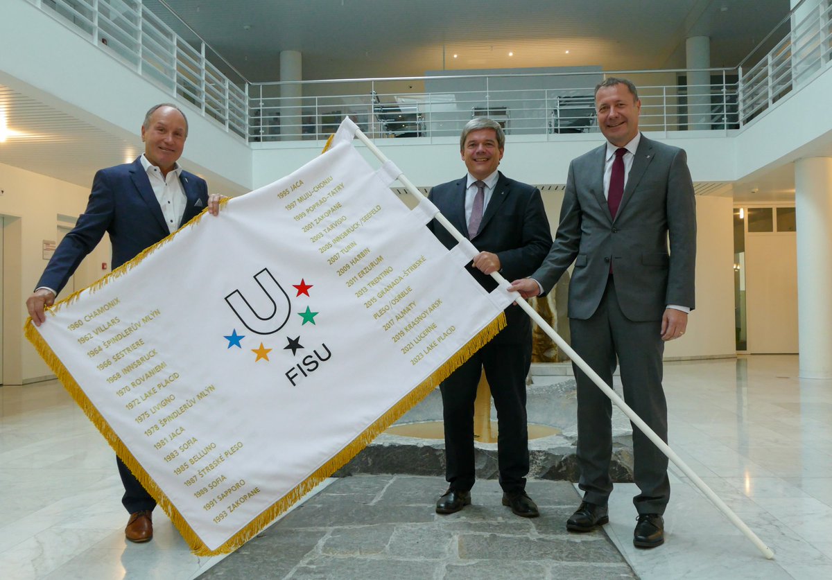 #FISUFlagOnTour from Nidwalden to Obwalden 🏳️🧭
Othmar Filliger, Nidwalden's Cantonal councillor, handed over the FISU flag to his Obwalden counterpart Daniel Wyler and Niklaus Bleiker, former Cantonal councillor and vice-president of the Winter Universiade 2021 association.