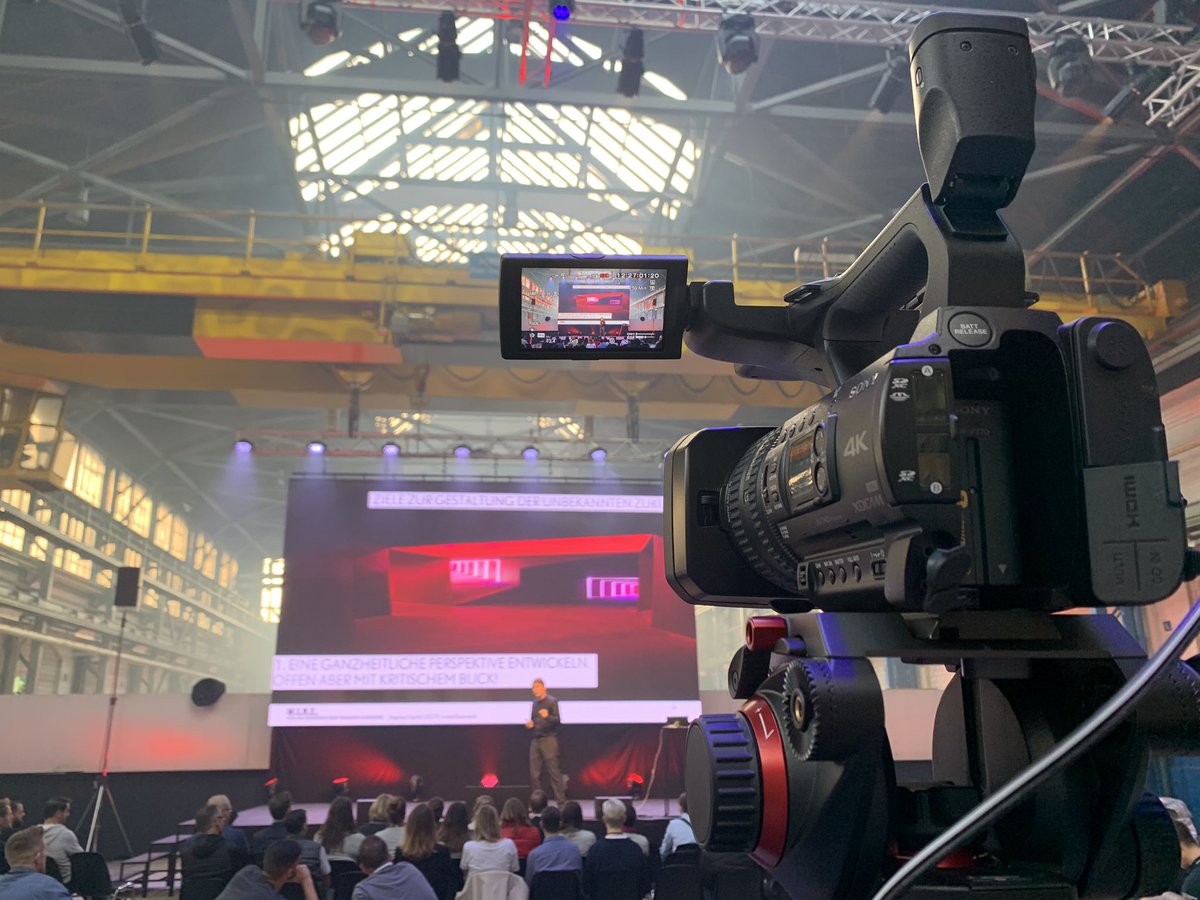 NadineStutz's tweet image. Inspirierende Keynote von Stephan Sigrist von @wirethinktank an unserer dritten Innovation Challenge #IC2019 #RAILab #raiffeisen #neverstoplearning