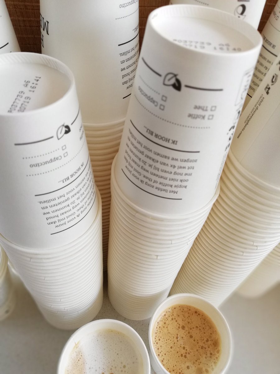 Waarom drinken we thuis uit een beker of glas en op werk vaak uit wegwerp bekertjes? 4 dagen werken x 2 bekertjes x 47 weken = 376 bekertjes. Eigenlijk zou ik geen koffie meer moeten halen voor collega's zonder eigen beker...#klimaat #duurzaam #koffie #afval #waarom