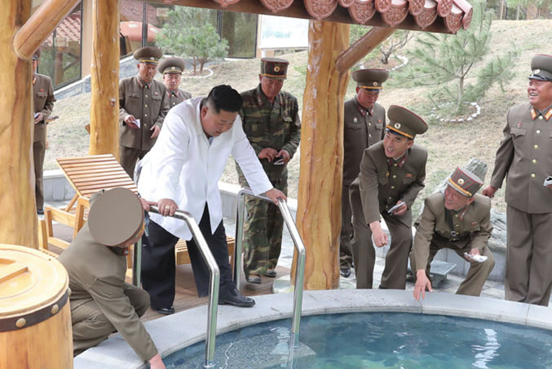 OliverHotham's tweet photo. Looks like Kim Jong Un hurt his finger at some point recently -- can be seen wearing a band-aid in pics of his on-site visit to Yangdok published today #rareglimpse #🤕 https://t.co/txTQkxD5OS