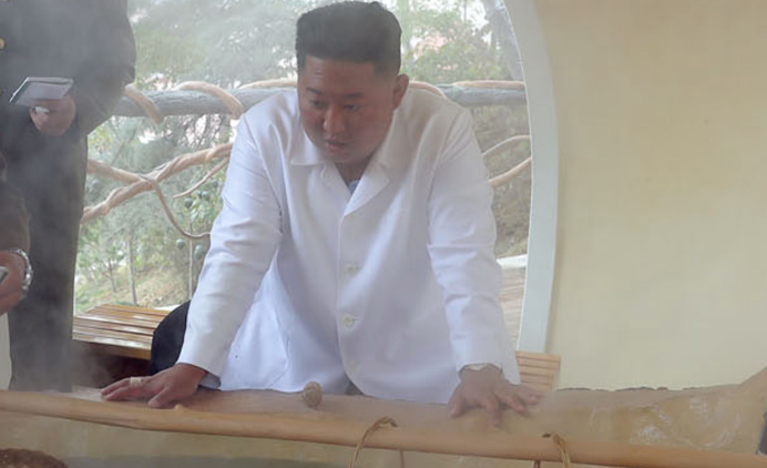 OliverHotham's tweet photo. Looks like Kim Jong Un hurt his finger at some point recently -- can be seen wearing a band-aid in pics of his on-site visit to Yangdok published today #rareglimpse #🤕 https://t.co/txTQkxD5OS