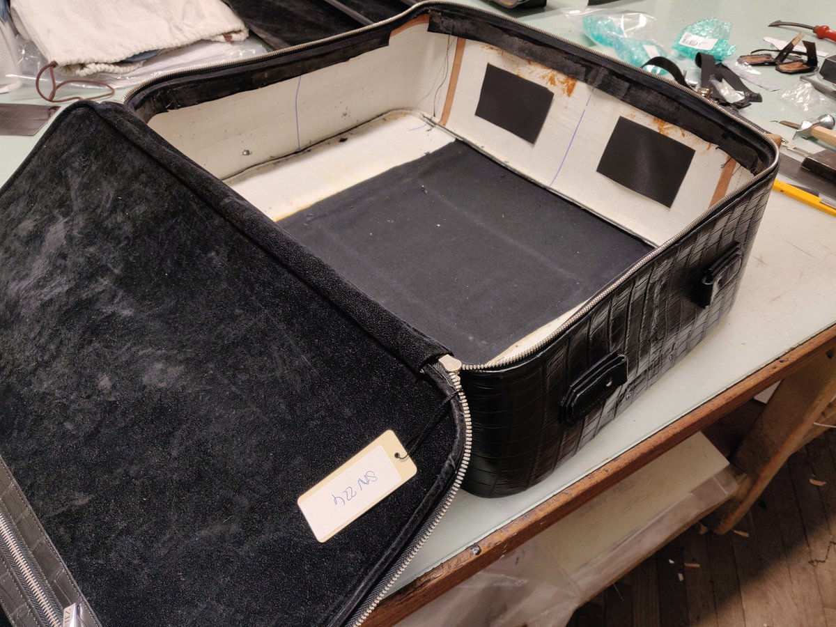 BorriGiovanni's tweet photo. Trolley repairing, shield replacement. #BorriGiovanni #crocodile #ostrich #handbags #luxury #madeinitaly #artisan #bespoke #craftmanship #exoticleather #fashion  #croco #crocodileskin #bag #suitcase #purse #wallet #belt #handmade #exotics #reptiles #collection #milano #italia https://t.co/IqxgFy3OwO