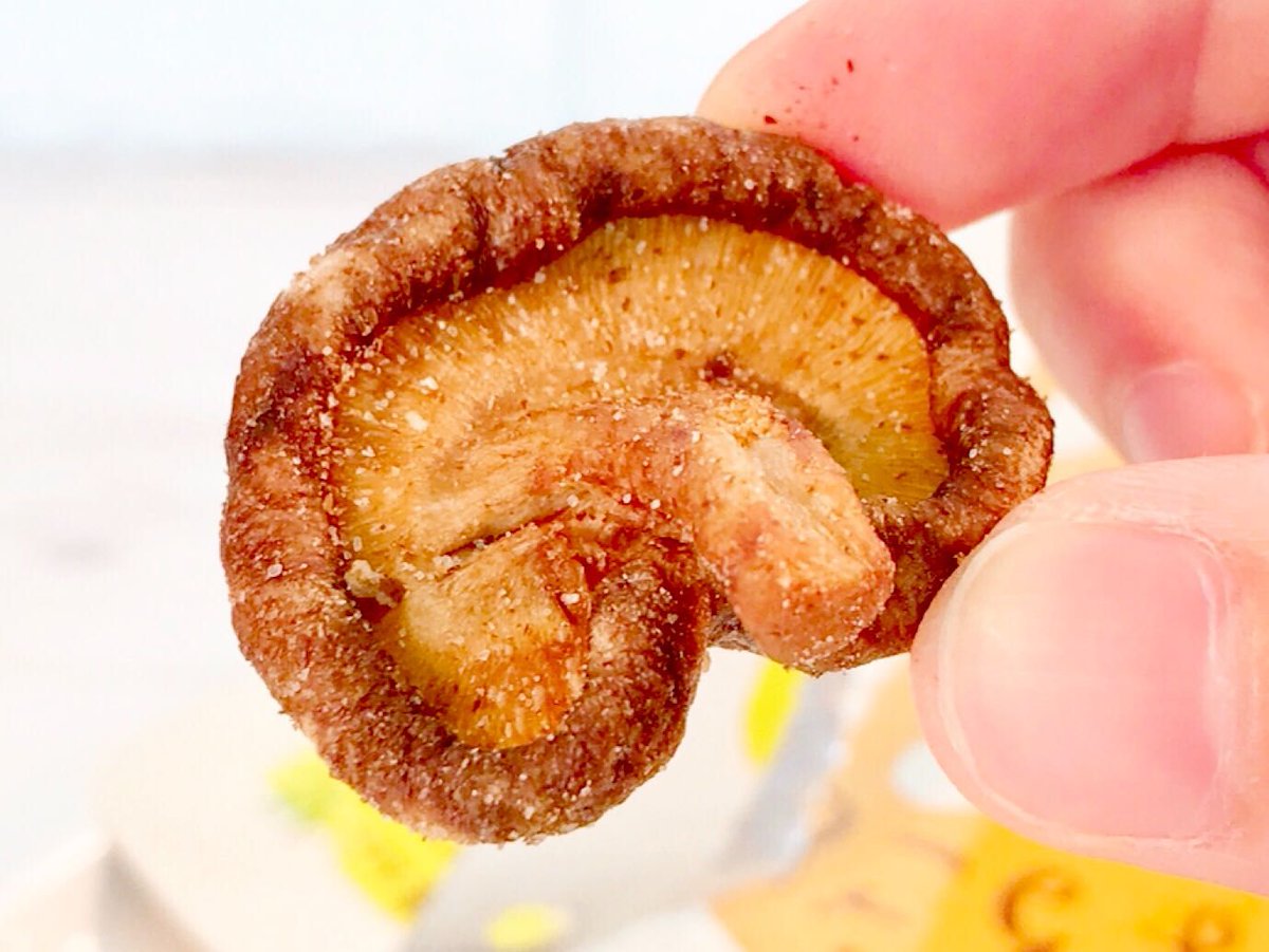 カルディの「まるごと しいたけスナック」が衝撃の美味しさでした！

なんと、しいたけがホントにそのまま入ってるんです！

恐る恐る一口食べてみてびっくり！サクサクしてて、しいたけの旨みがどっぷぁ〜としみ出します！

1袋じゃ足りな… 