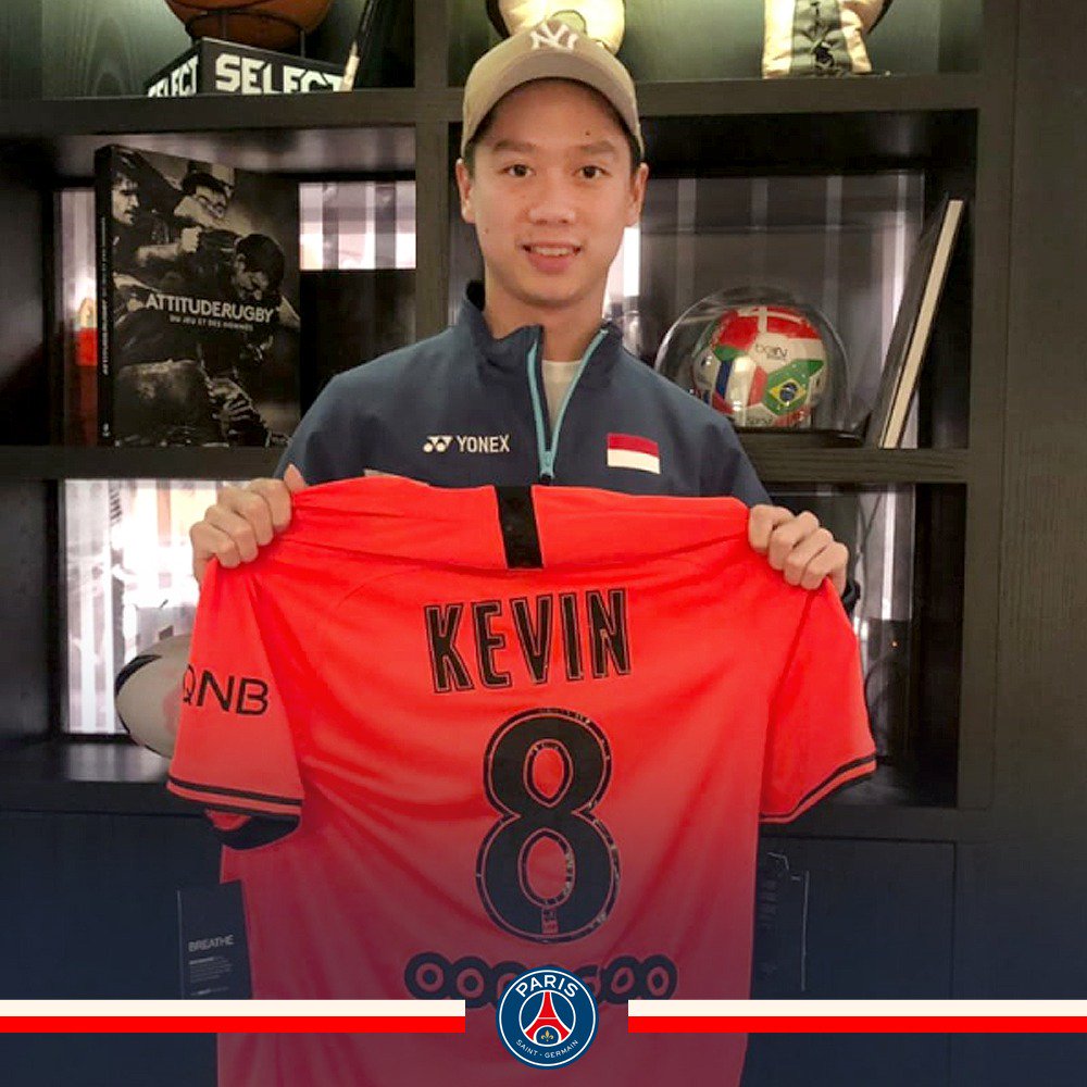 Kevin Sanjaya!😍

Di tengah perjuangan taklukkan Prancis Terbuka 2019, sang pebulutangkis ganda putra nomor satu dunia ini menerima jersey #PSG.🏸

Selamat berjuang, Kevin!✊

PS: Dukung kami dalam #LesClassiques di Parc des Princes, Senin (28/10) dini hari! 

🔴🔵 #ICICESTPARIS