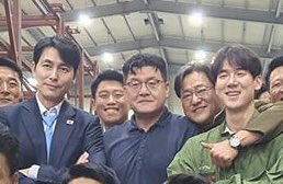 오늘 10월 25일 영화 강철비2 <정상회담> 마지막 촬영 및 크랭크업 (정우성,곽도원,유연석) _ (출처 : hola_choiminchul 인스타)Translate post