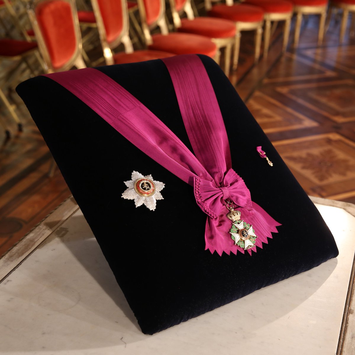 MonarchieBe's tweet photo. Derniers préparatifs pour la cérémonie à l’occasion des 18 ans de la Princesse Elisabeth, Duchesse de Brabant. A suivre en direct à partir de 11h. 
@blanchemusicbe #BelgianRoyalPalace #MonarchieBe https://t.co/2drO7Ledgx