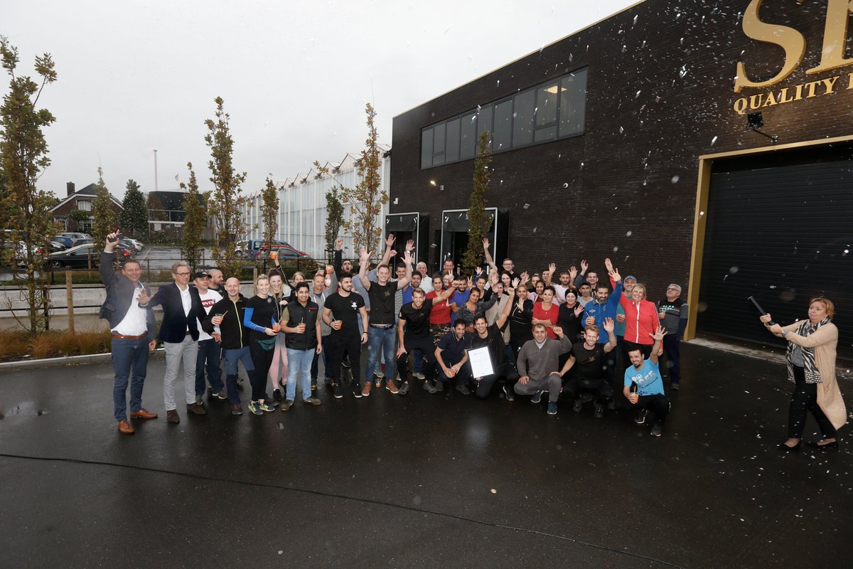 Feest bij #SKRoses, naast het overbrengen van de felicitaties aan Tom, Marc en Bas Koene ook speciale aandacht voor de medewerkers. Weten waar zij mee verrast zijn? Blijf ons volgen! #TopTuinbouw
