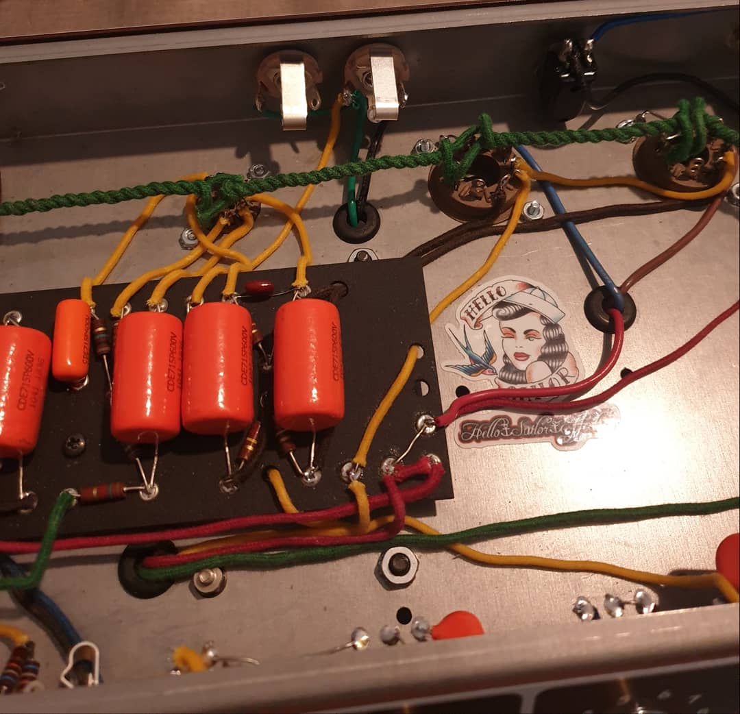 EffectsHello's tweet photo. Ok so I'm letting this beast go to fund something new (well old actually ha)
#becausetone #brownface #deluxe #amp #amplifier #guitaramp #61 #63 #fender #6g3 #combo #comboamp #celestion #creamback #cream #back #valve #tube https://t.co/1P62n0Ql3S