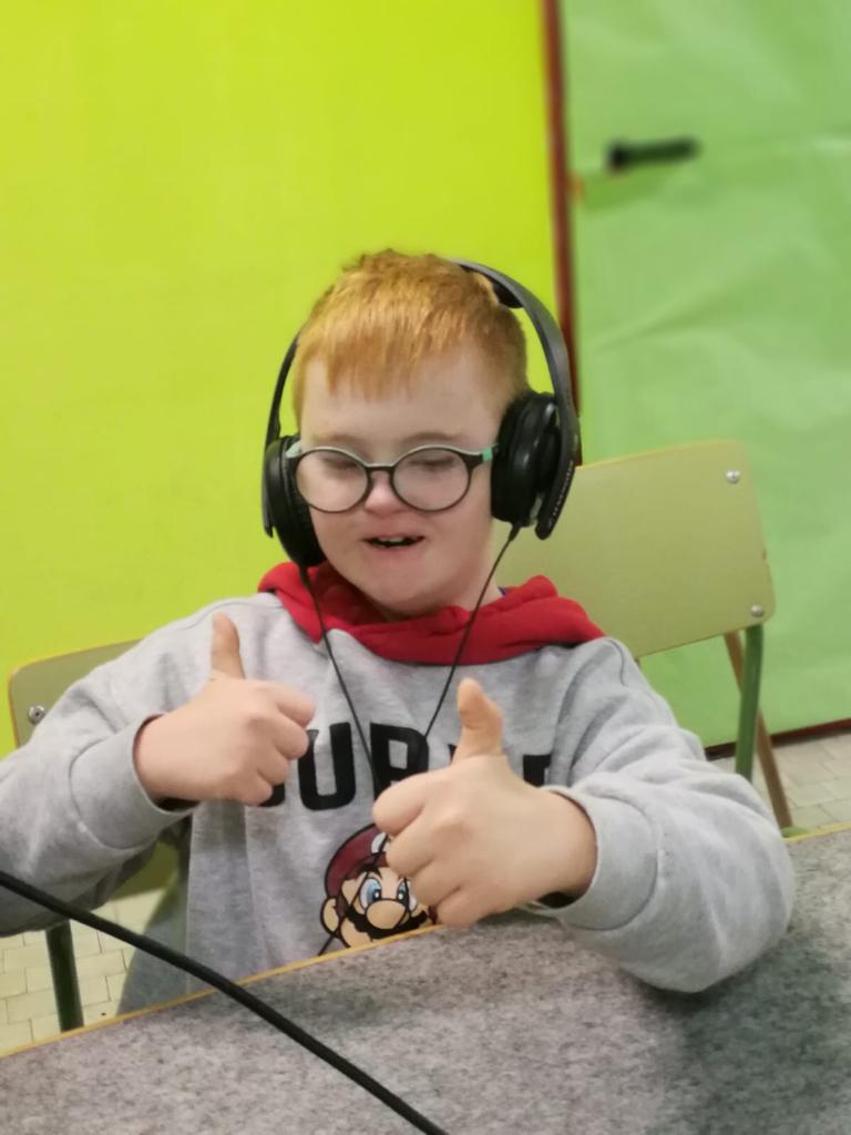 Arrancamos nuevo proyecto educativo en el Colegio.
@AlamosRadio abre el estudio a todo el alumnado. Queremos llevar a nuestros micros todo lo enseñado en <a href="/M21madrid/">M21 Radio</a> y <a href="/Zero_EnConducta/">Cero en Conducta</a> 
Lee nuestro proyecto en bit.ly/RadioAlamos