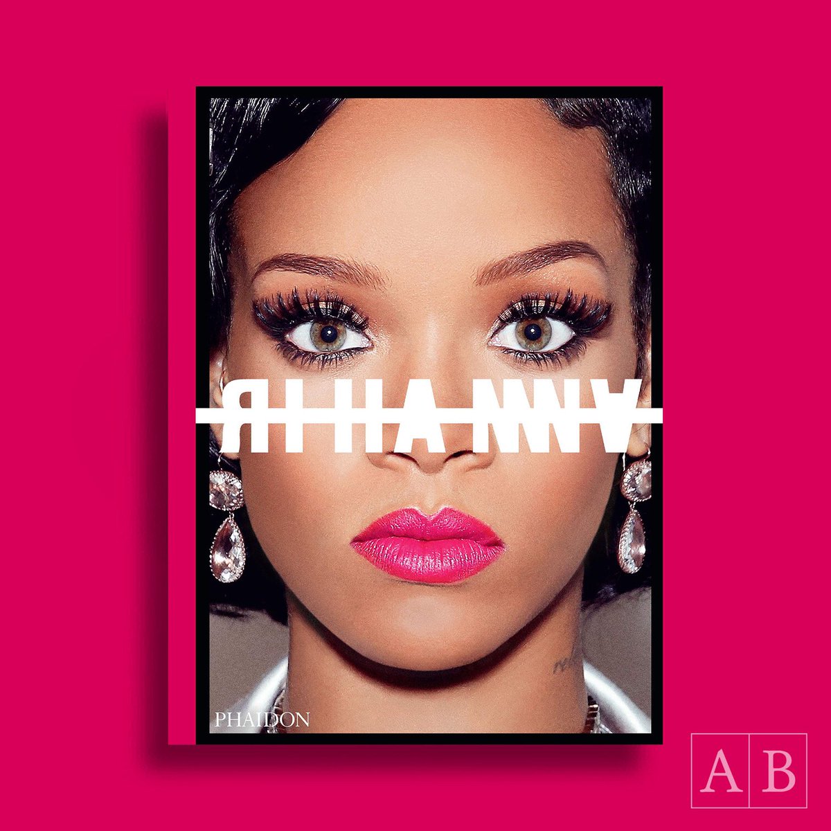 Nu in de winkel: #Rihanna door <a href="/Rihanna/">Rihanna</a>, een indrukwekkende ‘visual autobiography’, groot, dik en luxueus. athenaeum.nl/boek/?authorti… (gratis thuisbezorgd 🇳🇱)