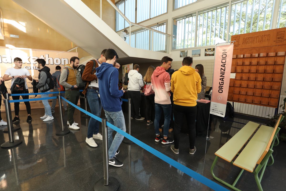 HackathonCS's tweet image. Los primeros hackers ya están aquí 😆 Después de semanas de preparación, ya empieza #HackathonCS19 😍 48 horas non-stop de trabajo, nueve retos y más de cien participantes en un evento único en nuestra Comunitat 😎