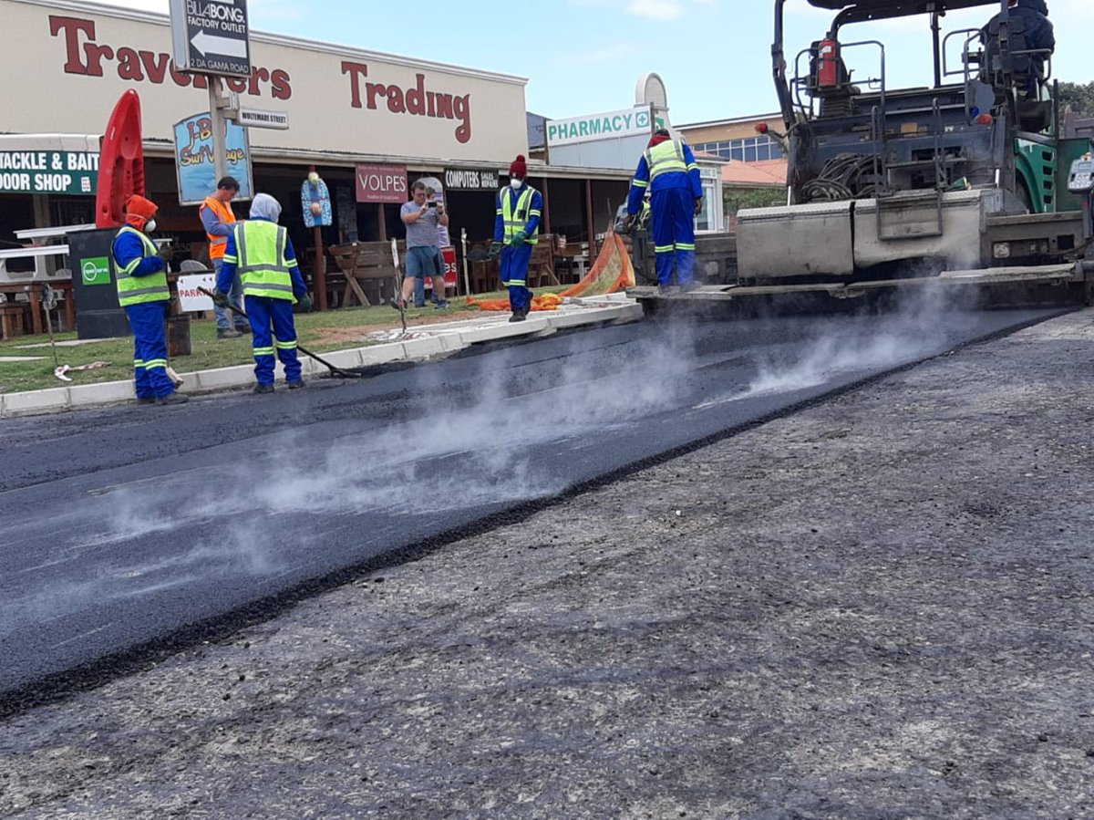 Our_DA's tweet photo. DA-run Kouga has officially completed phase one of Africa's first eco-friendly road!

For every kilometre of eco-friendly road constructed 1.5 tons of waste plastic, the equivalent of 1.8 million plastic bags, will be used.

🇿🇦 Forward-thinking 🛠 Innovative 🚀 Embracing change https://t.co/fffo8HE34d