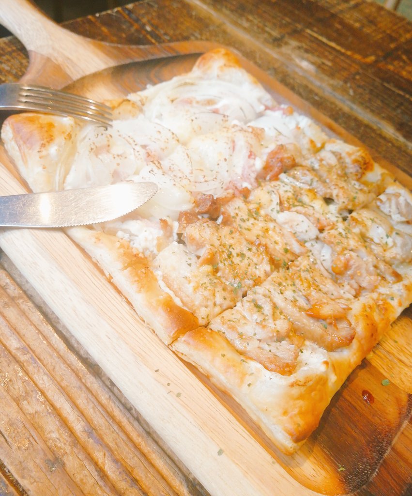 fkeatout's tweet photo. ●パイ生地とクリームチーズがたまりません！
in #allant #大名

サクッとしたパイ生地にマイルドなクリームチーズ♪
上の具材は4種類から選べます。

最初から切ってあるので
食べやすくキレイに食べれるのも◎

大名の3階にある穴場感も素敵です！ https://t.co/LkSmPVNEvI