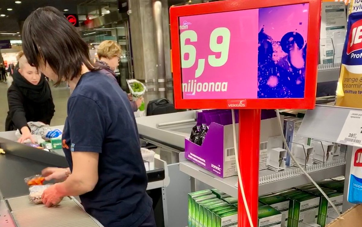 K-supermarket Kamppi Helsinki. Ovatko nämä kassojen #Veikkaus-"tuoteinformaatio"-valomainokset mielestänne kohtuullisia? 

Retweettaa jos sitä mieltä, että <a href="/kryhma/">K-ryhmä</a>'n tulisi poistaa ne.

Sairauksien tahallinen aiheuttaminen ja sairaiden ihmisten tietoinen hyväksikäyttö lopetettava