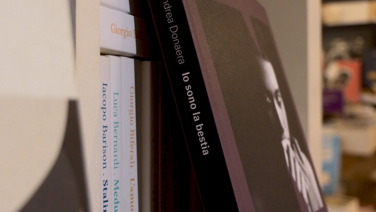 ilSabbatico's tweet image. Andrea Donaera, Io sono la bestia, @nneditore. Una storia di amore, morte e sacra corona unita. Sabato e domenica a @ilSabbatico su @RaiNews.