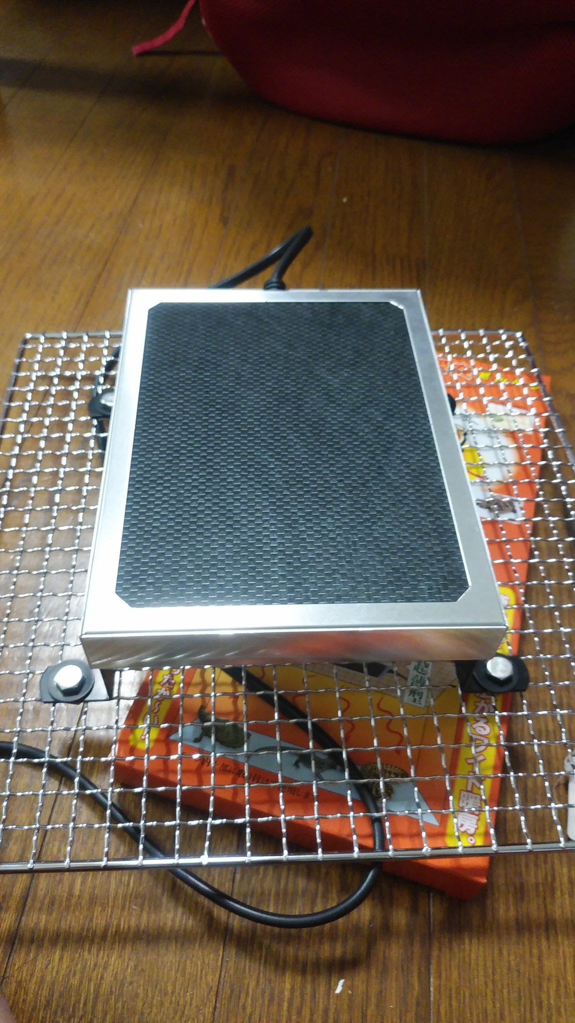 うどうあとり 仕事忙し低浮上 こんな感じで暖突がつきました 暖突の重みと経年劣化で純正メッシュがたるんだり外れたりの事態はこれで防げます 配線のせいでネットが少しずれてますが 買ったのが堅いネットだったので諦めました 柔らかいネットなら穴