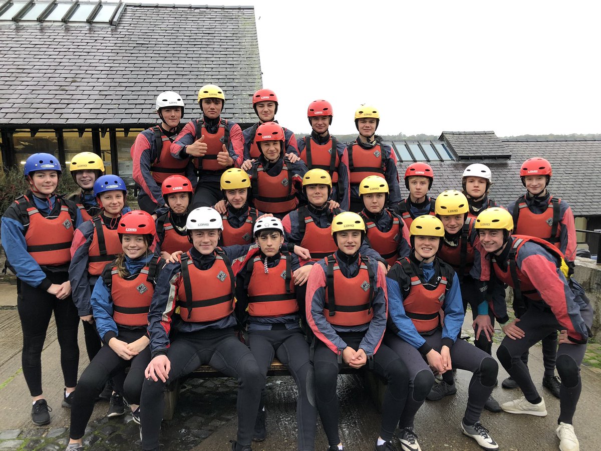 AGysho's tweet photo. Criw TGAU bl.11 yn barod am weithgareddau ar y dŵr yn @plasmenai #mwynhau #profiad #cyfleoedd #gwlyb https://t.co/uxIMf2SD1m