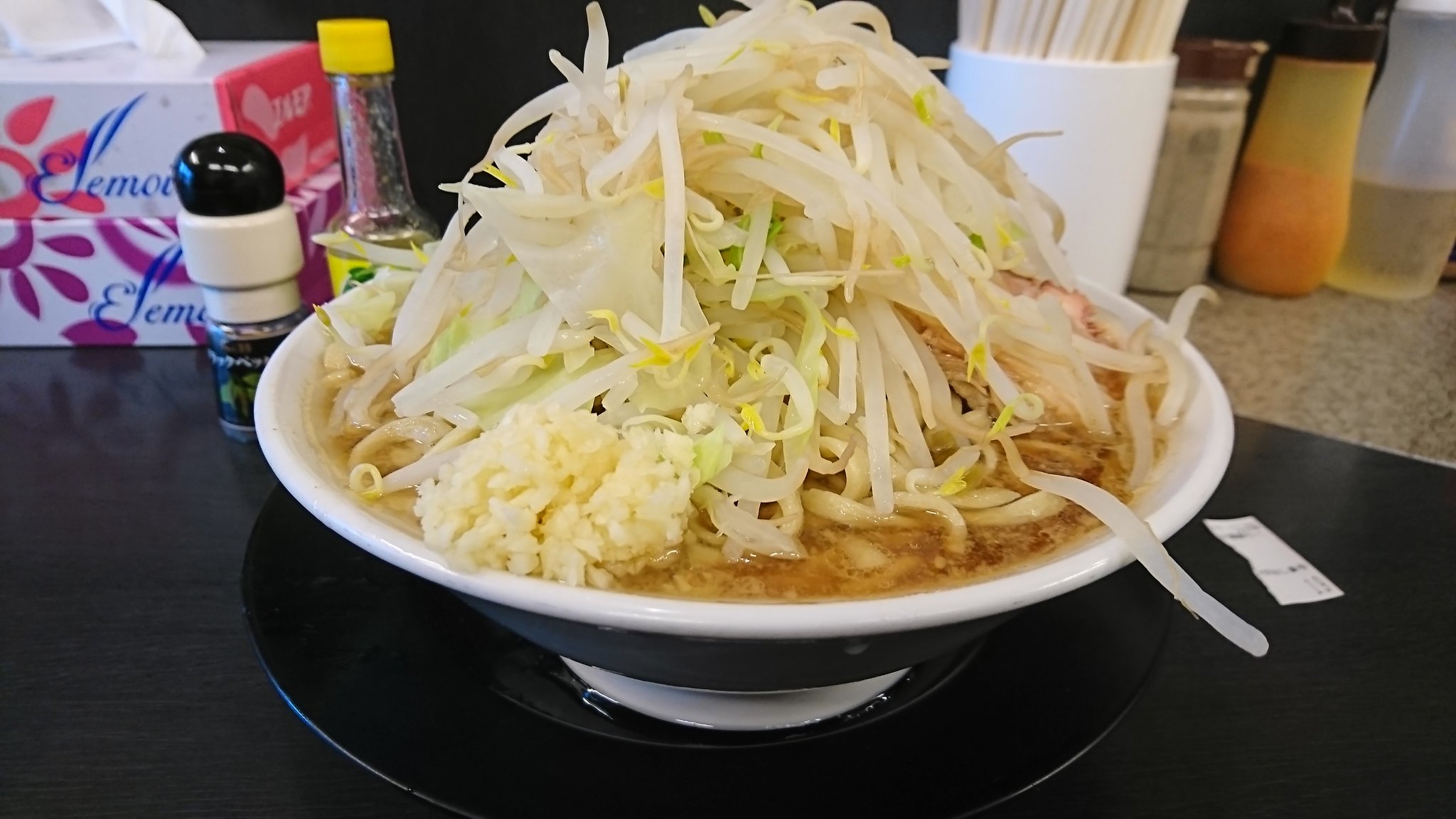 えむ ラーメン鬼首 中盛 豚ラーメン 麺400g ニンニクヤサイマシ 初鬼首 麺も脂もスープも ﾟdﾟ ｳﾏｰ お店の人も感じ良くて他のメニューも気になるのでまた行こうかな W Bgm ポスター サインとホルモン愛溢れる店内だったなぁ W