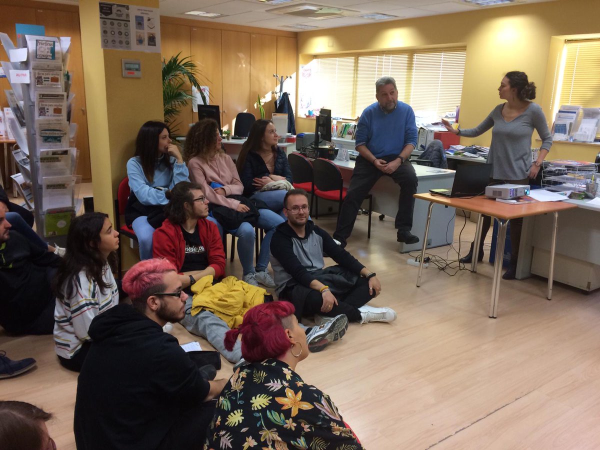 getafejoven's tweet photo. Hoy recibimos en el #SIAJ a los participantes en el #CicloFormativo de animación sociocultural del #IESAlarnes muy interesados en la Información Juvenil. ¡Bienvenidos! @getafejoven Joven #InformacionJuvenil #DinamizadoresJuveniles https://t.co/Kau1Wy9wrX
