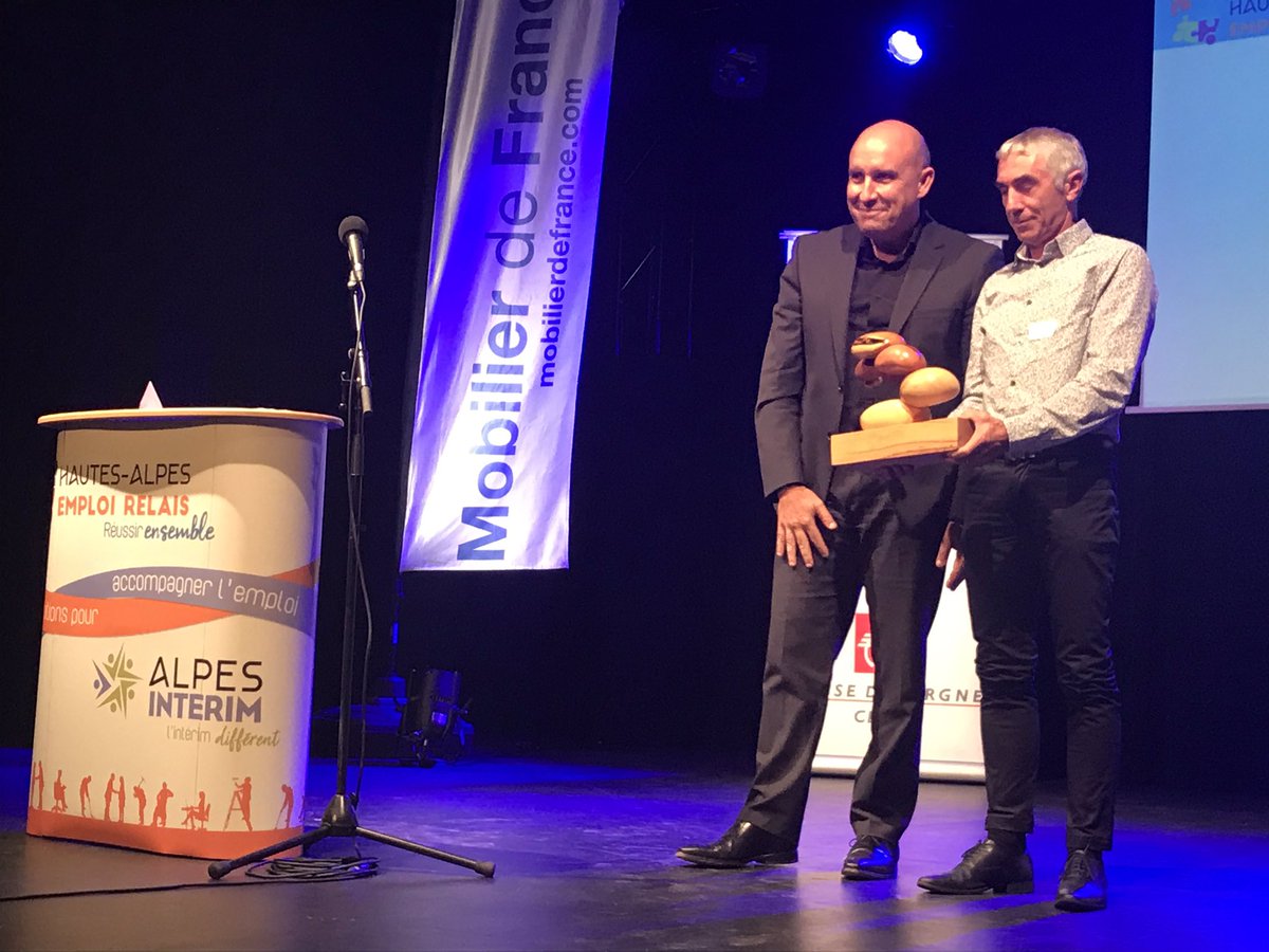 pascal_bowman's tweet photo. Partenaire principal de cette soirée sur le thème de 
« l’Entreprise solidaire »
A l’initiative de notre partenaire HAER,200 entreprises de l’économie sociale des Hautes Alpes présentes.Marie Jeanne Pastor marraine de l’événement aux côtés des equipes de @CE_CEPAC https://t.co/7xwmCkd1fo