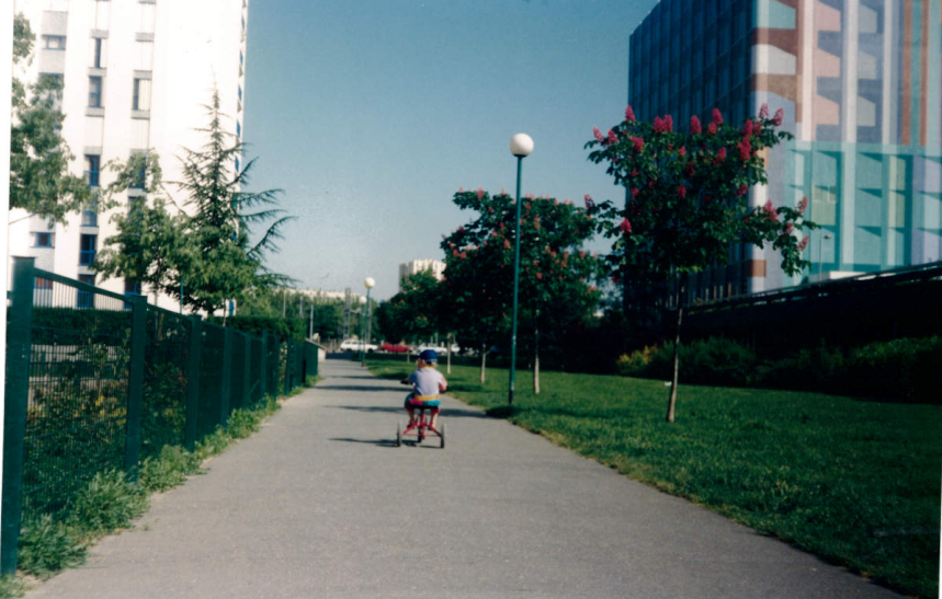 Huguiche_D's tweet photo. Photo de moi même (à 3 ans), en juin 1992 à Argenteuil sur mon tricycle rouge #fixie #breakless.

-Avenue Maurice Utrillo (le vieux logo caisse d'épargne!)
-L'allée où j'ai appris à faire du roller, près des immeubles multicolores (maintenant détruits) près de la gare du Val https://t.co/IvtP0qPPB8