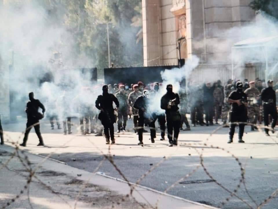 shahokurdy's tweet photo. إستشهاد ثاني متظاهر (جريح كبير في السن) متأثراً بجراحه في مدينة الطب ، وإرتفاع حصيلة الضحايا حتى الآن الى شهيدين و 67 جريح وأكثر من 109 حالة اختناق بسبب التدافع والغاز المسيل للدموع.

#مظاهرات_٢٥_تشرين #مظاهرات_العراق https://t.co/mJGffJBcsA