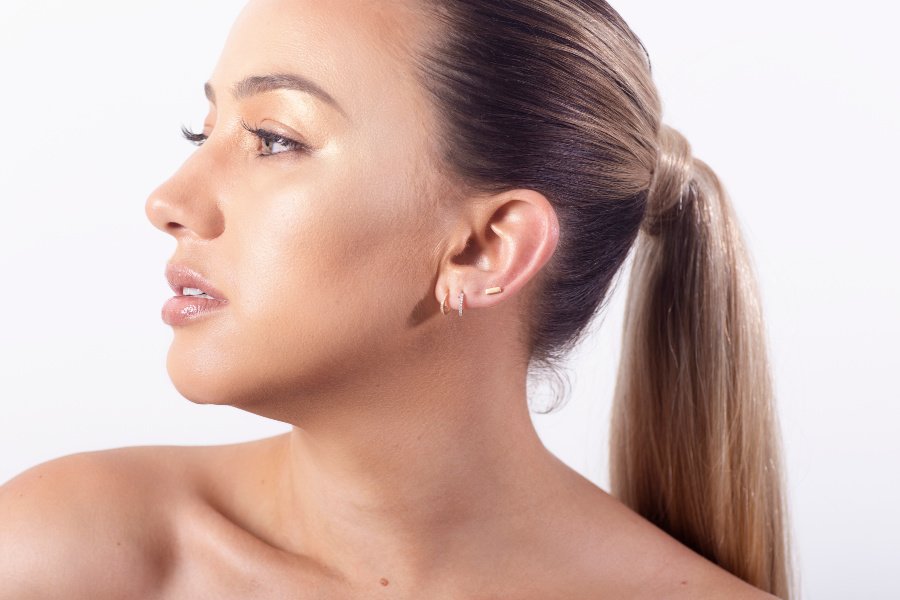 HelloMagSA's tweet photo. HJ, we're obsessed with the new Lean into Linear piercing range created by @roxyburger and Black Key Diamonds.

The pieces are crafted in 18ct yellow, rose and white gold, with ethically sourced diamonds!

The range is now available online: https://t.co/DdpfbgeGlJ https://t.co/f1zEkOGDJJ