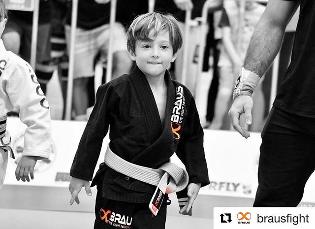 TenmeiOnline's tweet photo. #Repost @brausfight
That feeling 😃 @yanballadi_bjj 🧡.
♾
https://t.co/N8Yjg9dkwU
. . .
#BRAUS #LivingJiuJitsu #BrausFight #TheFightNeverEnds
#TheDailyGrindIsReal
#ResilienceMakeDreamsReality
#RealBrand https://t.co/3R8b7ucMVR https://t.co/sZHUsHTV0g