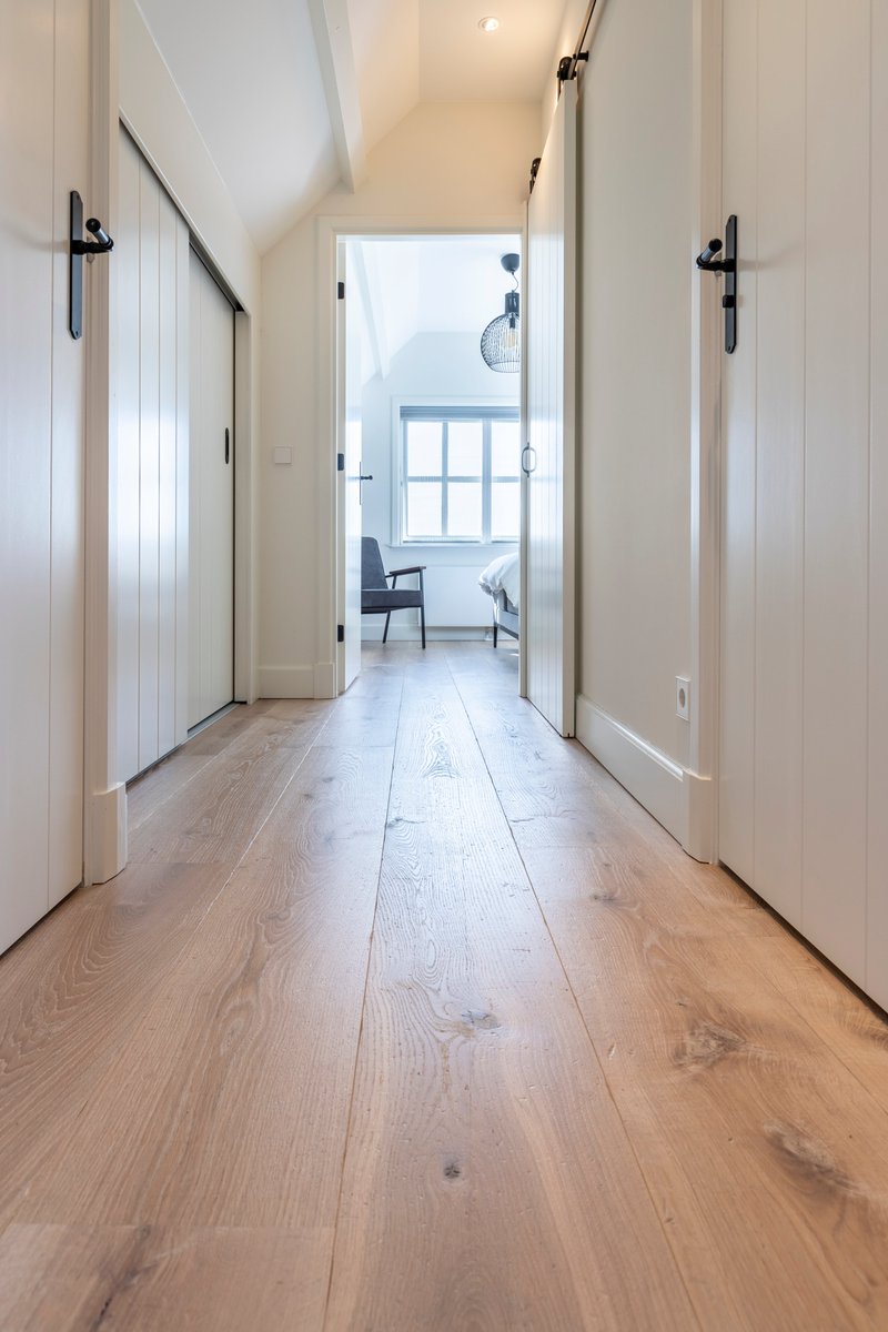 FBHout's tweet photo. Relax &amp; enjoy! The first floor of this home is the perfect place to have a small break. The flooring that is installed is custom made to the wishes of the residents. Distressed, extra white oiled and authentic planed. Customization is one of the endless possibilities of FB Hout! https://t.co/KkUyvFgUjb