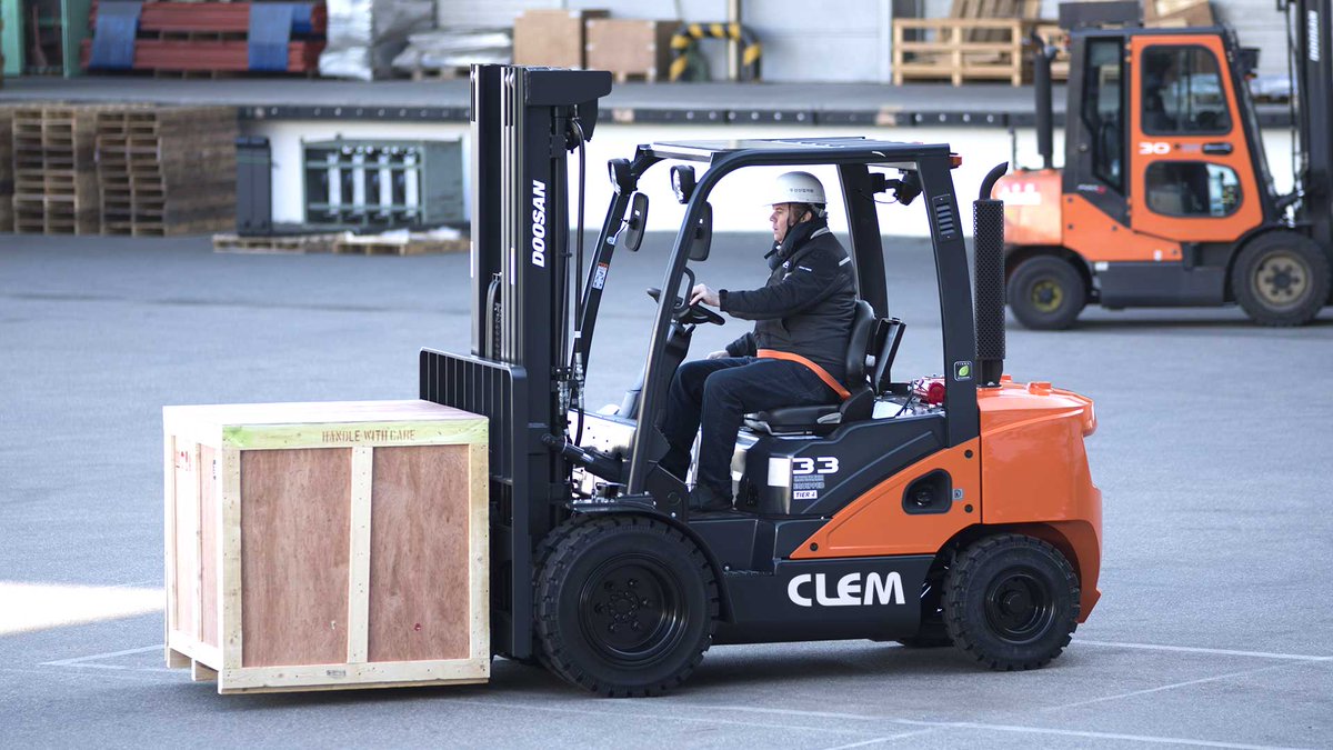 Водитель погрузчика. Показать работу погрузчика. Погрузчик на складе. Карщик водитель погрузчика. Электропогрузчик doosan 7т.