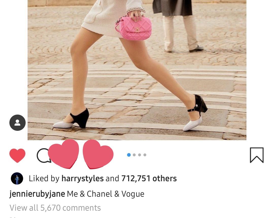 Jennie Blackpink tampil cantik dan stylish dalam balutan berbagai busana dari Chanel.
