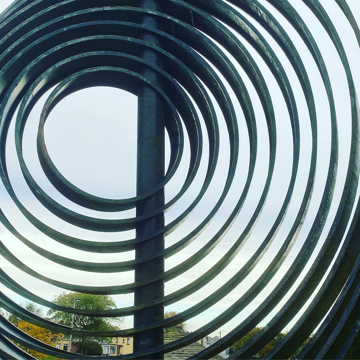 thederrywalls's tweet photo. Artwork at Creggan representing the #industrialheritage of the former Birmingham Sound Recording Systems factory #sculpture #artwork #lockymorris #creggan https://t.co/uofvKEmgQ1