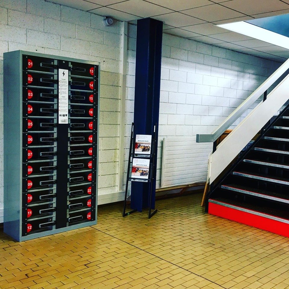 chargingplace's tweet photo. @chargingplace fait cette année sa rentrée à l’ @EMLYON  avec plus de 325 casiers destinés à la recharge des smartphones, tablettes mais aussi ordinateurs de tous les étudiants 👩🏾‍💻👨🏼‍💻. On entame son année avec les batteries à bloc 😁🔋⚡️ https://t.co/Fr2V54YOfV